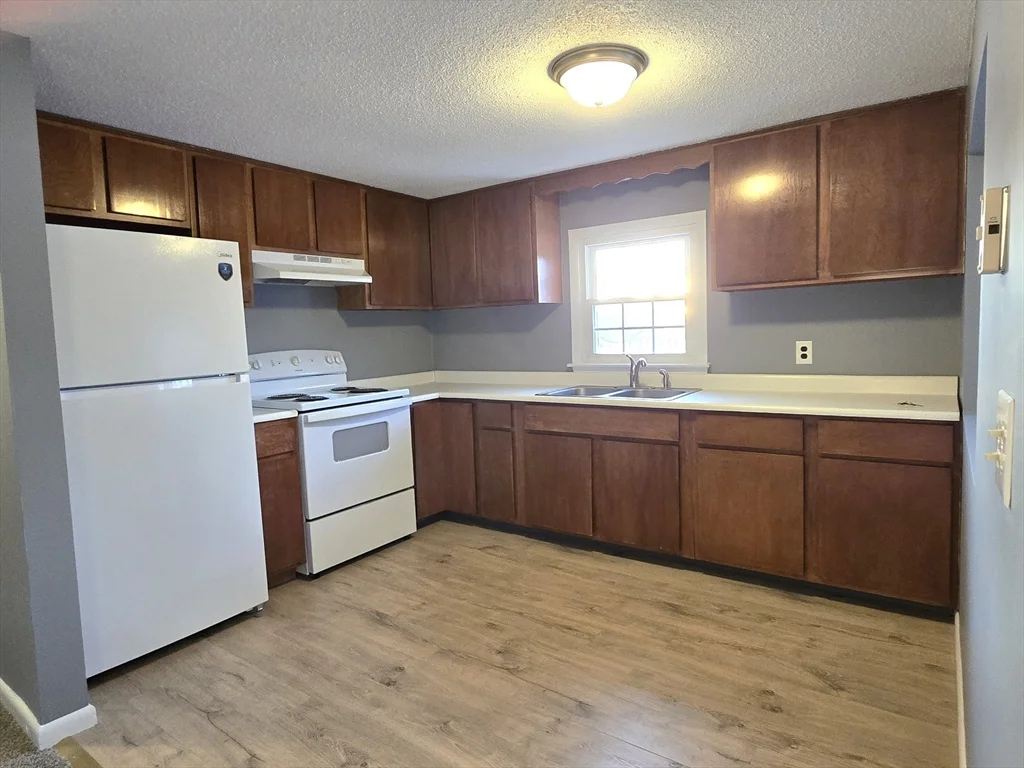 2 bed, 1 bath apartment for rent at 19 Chapman Ave Unit 14, West Brookfield — photo 4 of 10