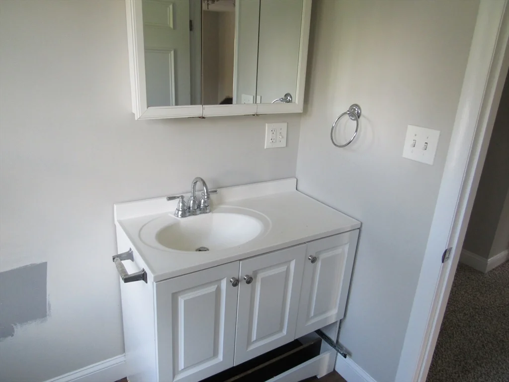 4 bed, 2 bath apartment for rent at 19 Chapman St Unit 2nd Floor, Dracut — photo 20 of 36