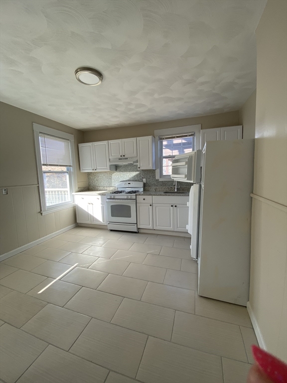 3 bed, 2 bath apartment for rent at 19 Coral Av Unit 2, Winthrop — photo 11 of 16