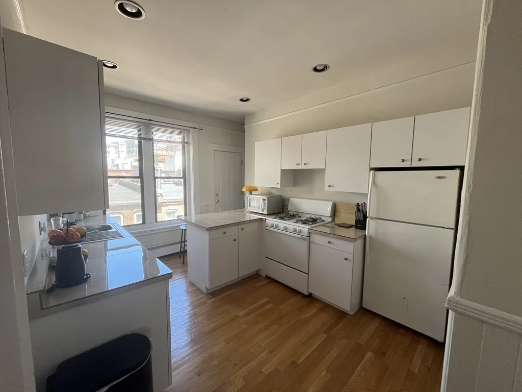 2 bed, 1 bath apartment for rent at 19 Cortes St Unit 10, Bay Village — photo 4 of 9