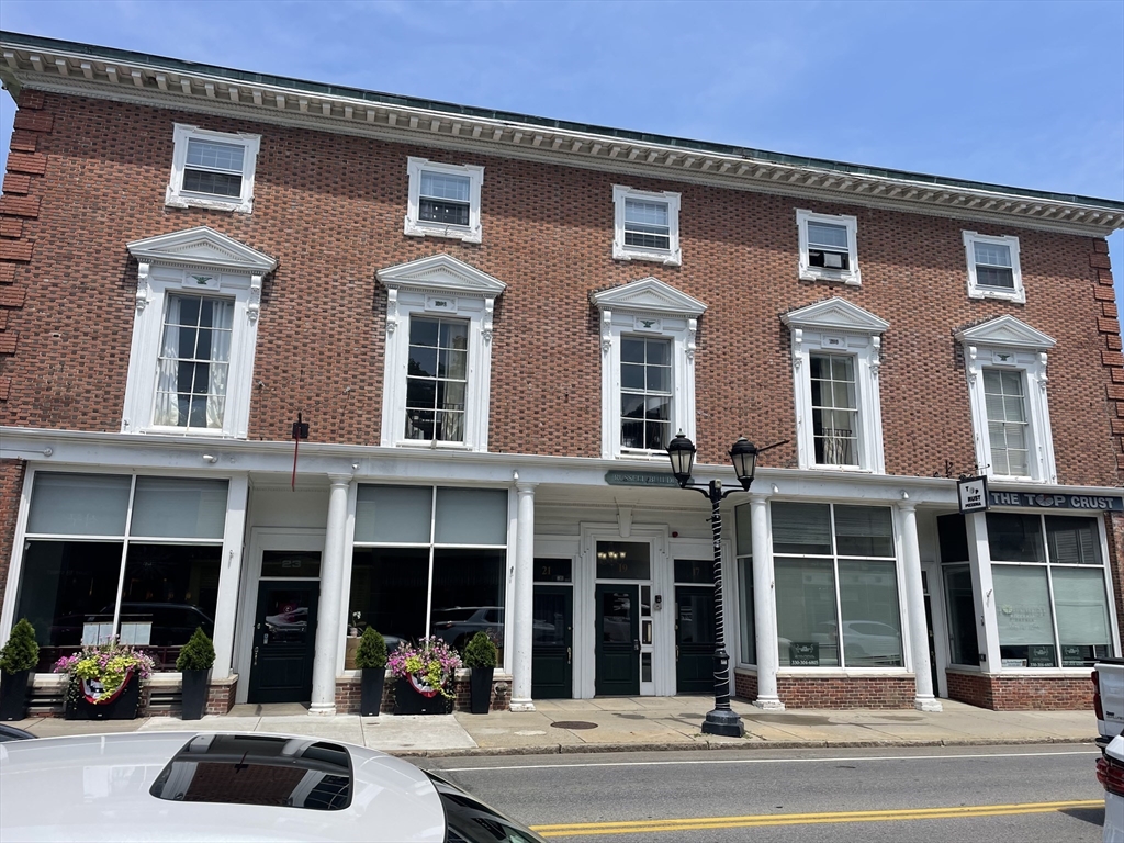 1 bed, 1 bath apartment for rent at 19 Court St Unit 2D, Plymouth — photo 1 of 9