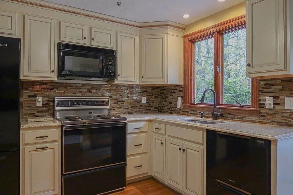 3 bed, 2 bath apartment for rent at 19 Cox Rd, Winchester — photo 4 of 19