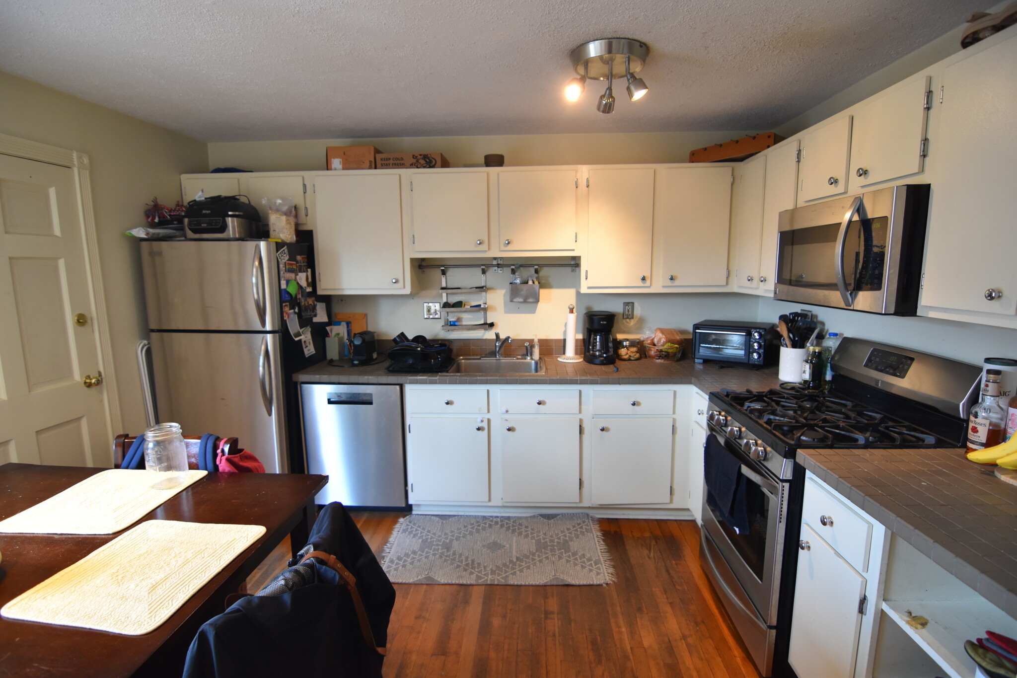 3 bed, 1 bath apartment for rent at 19 Craig Pl Unit 3, Coolidge Corner — photo 2 of 14
