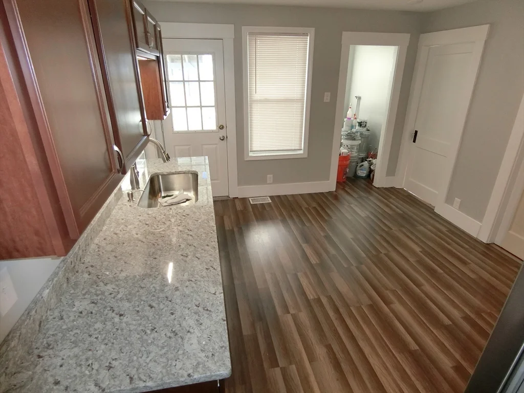 3 bed, 1 bath apartment for rent at 19 Cross St Unit 1R, South Grafton — photo 3 of 20