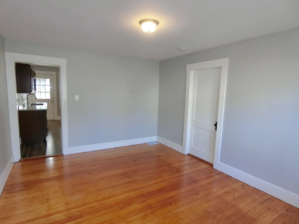 3 bed, 1 bath apartment for rent at 19 Cross St Unit 1R, South Grafton — photo 4 of 20