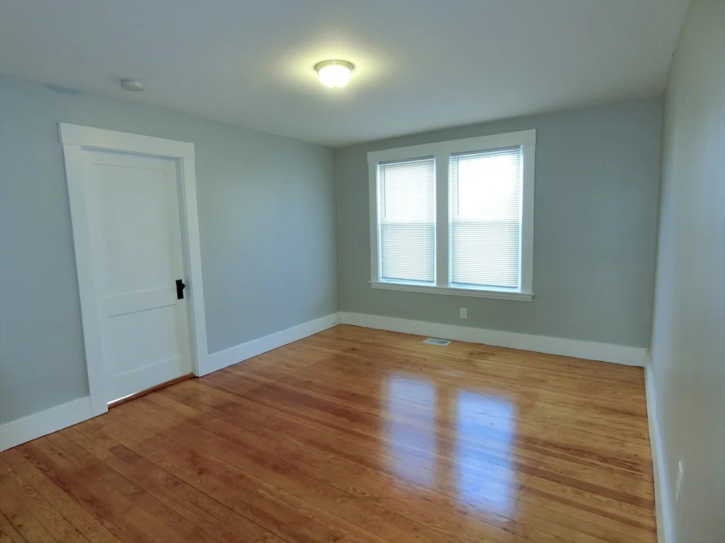 3 bed, 1 bath apartment for rent at 19 Cross St Unit 1R, South Grafton — photo 9 of 20