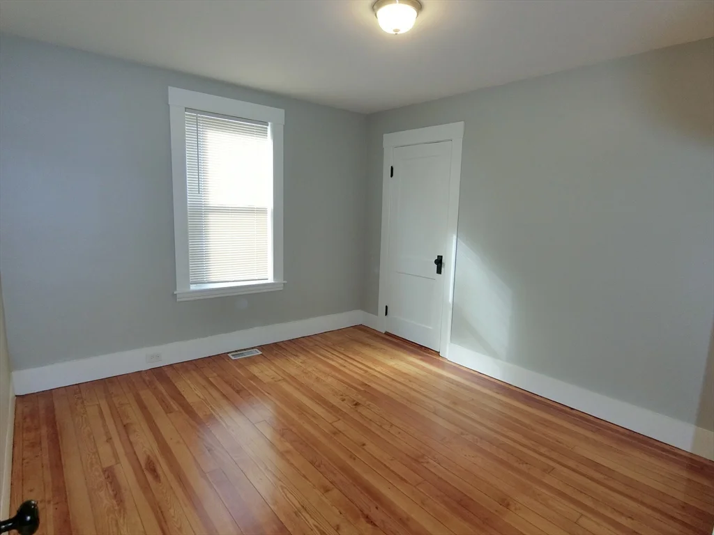 3 bed, 1 bath apartment for rent at 19 Cross St Unit 1R, South Grafton — photo 8 of 20