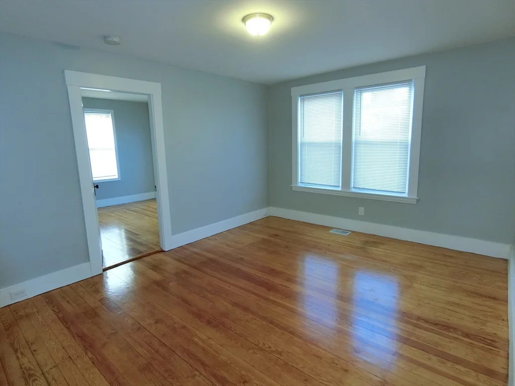 3 bed, 1 bath apartment for rent at 19 Cross St Unit 1R, South Grafton — photo 5 of 20