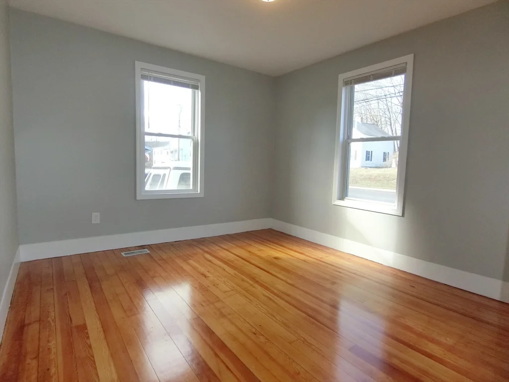 3 bed, 1 bath apartment for rent at 19 Cross St Unit 1R, South Grafton — photo 11 of 20