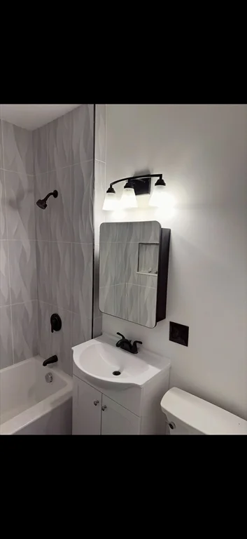 3 bed, 1 bath apartment for rent at 19 Dell Ave Unit 2, Hyde Park — photo 3 of 6
