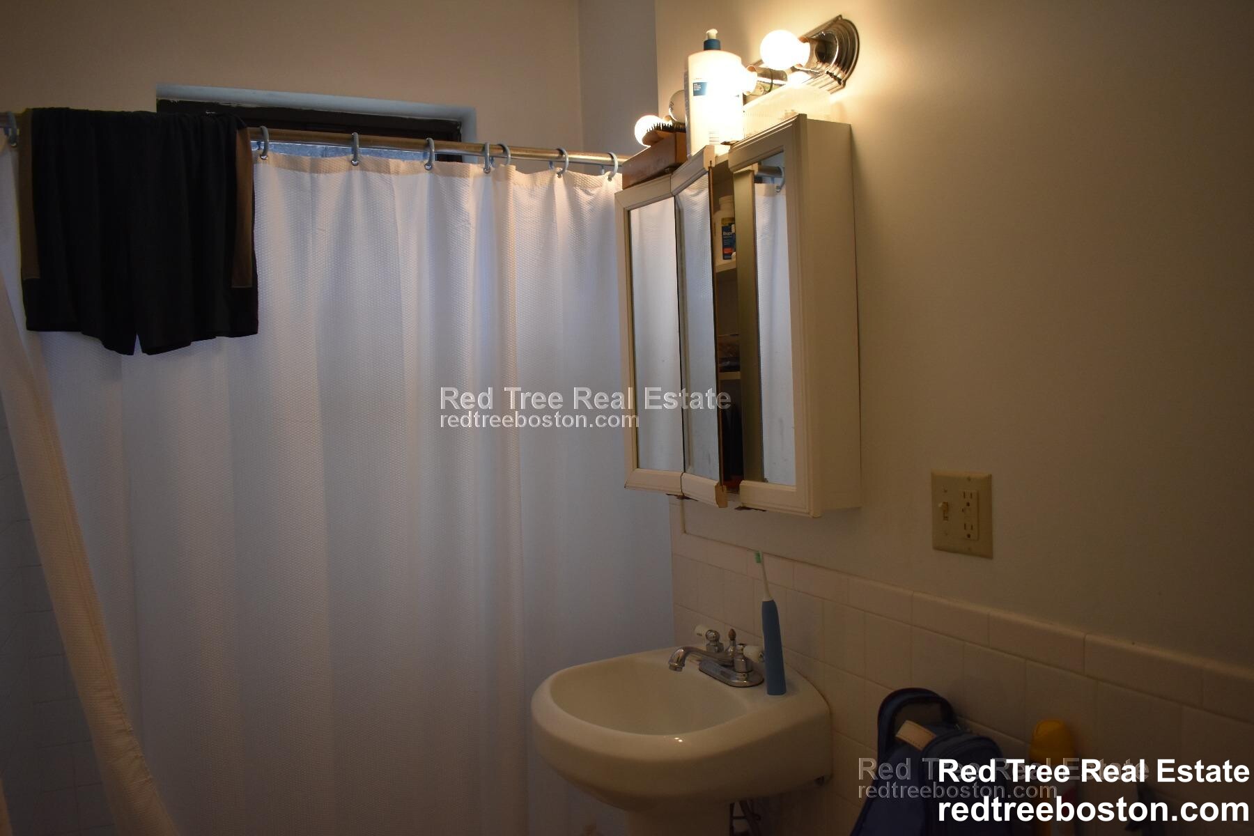4 bed, 2 bath apartment for rent at 19 Egremont Rd Unit 3, Brighton — photo 4 of 5