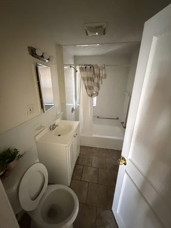 3 bed, 1 bath apartment for rent at 19 Eliot St Unit 19, South Medford — photo 7 of 9