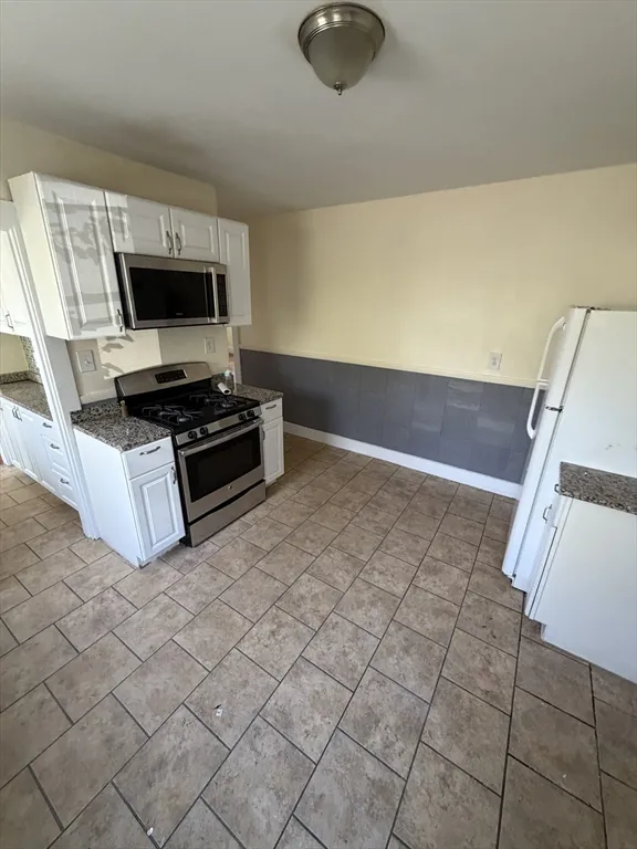 3 bed, 1 bath apartment for rent at 19 Eliot St Unit 19, South Medford — photo 4 of 9