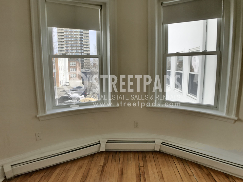 2 bed, 1 bath apartment for rent at 19 Fairbanks St Unit 21, Griggs Park — photo 2 of 19