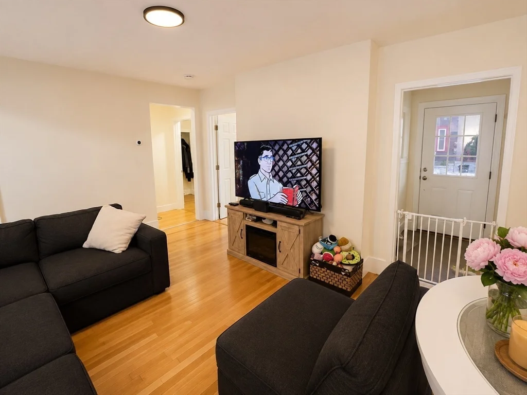 2 bed, 1 bath apartment for rent at 19 Fayette Unit 1, Beverly — photo 3 of 9