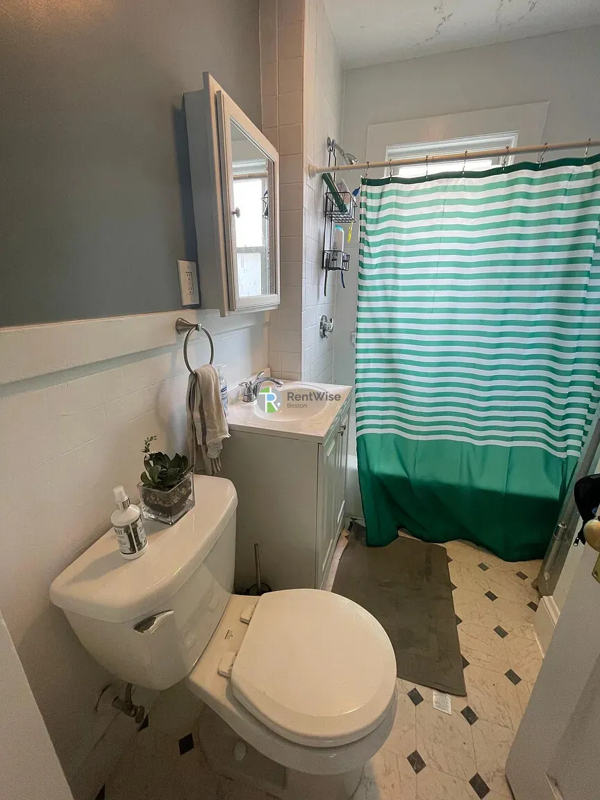 4 bed, 1 bath apartment for rent at 19 Frederick Ave Unit 1, South Medford — photo 15 of 16