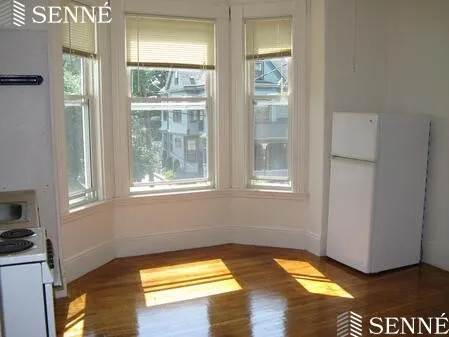 Studio bed, 1 bath apartment for rent at 19 Garfield St Unit 4, Baldwin — photo 1 of 5