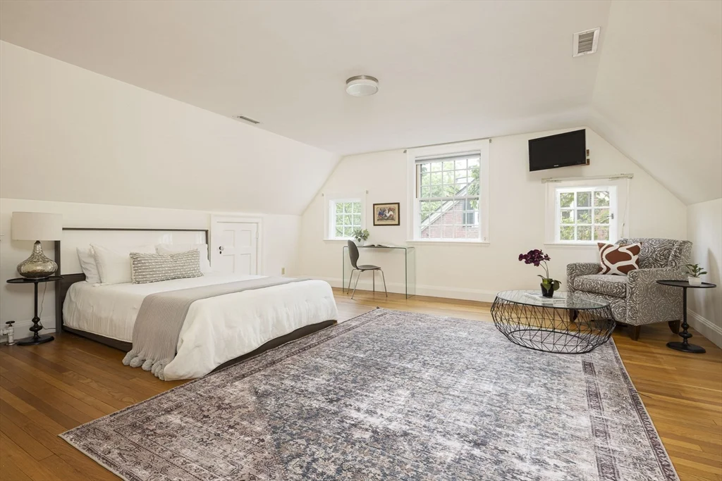 6 bed, 3 bath apartment for rent at 19 Gray Gardens East, Neighborhood Nine — photo 14 of 19