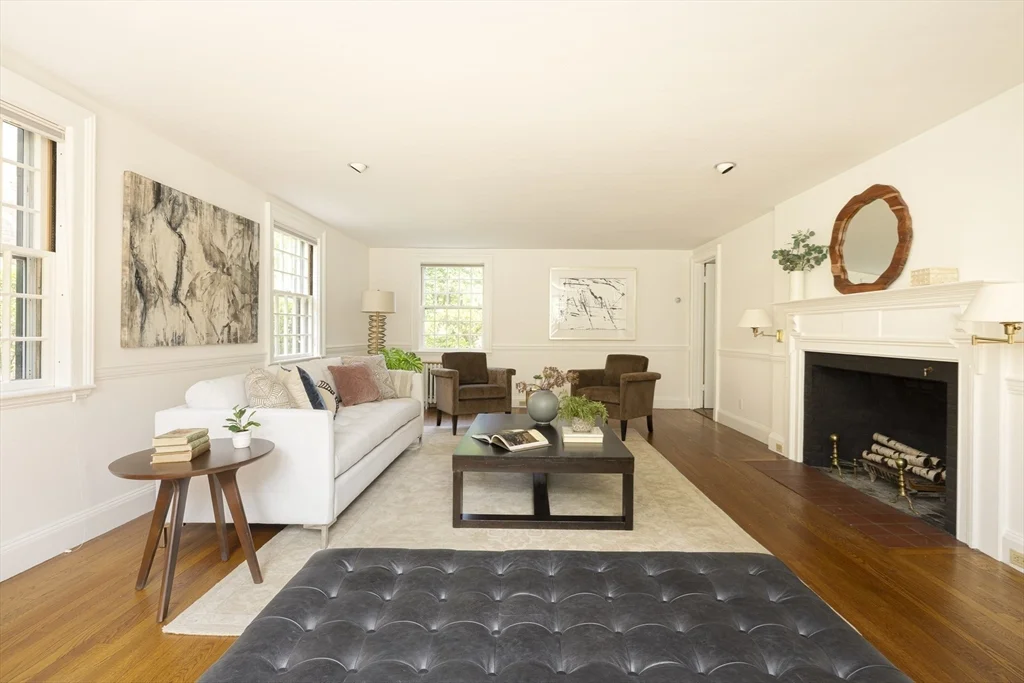 6 bed, 3 bath apartment for rent at 19 Gray Gardens East, Neighborhood Nine — photo 6 of 19