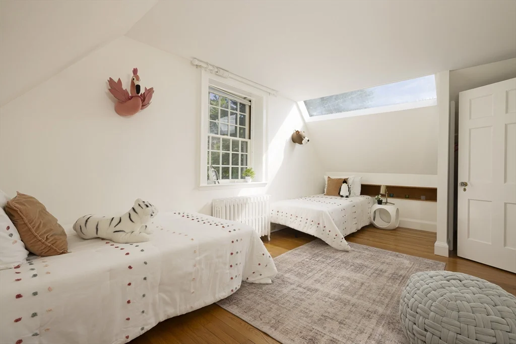 6 bed, 3 bath apartment for rent at 19 Gray Gardens East, Neighborhood Nine — photo 12 of 19