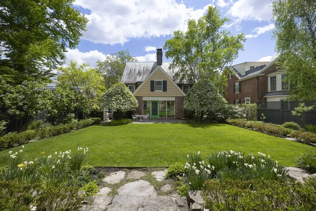6 bed, 3 bath apartment for rent at 19 Gray Gardens East, Neighborhood Nine — photo 19 of 19