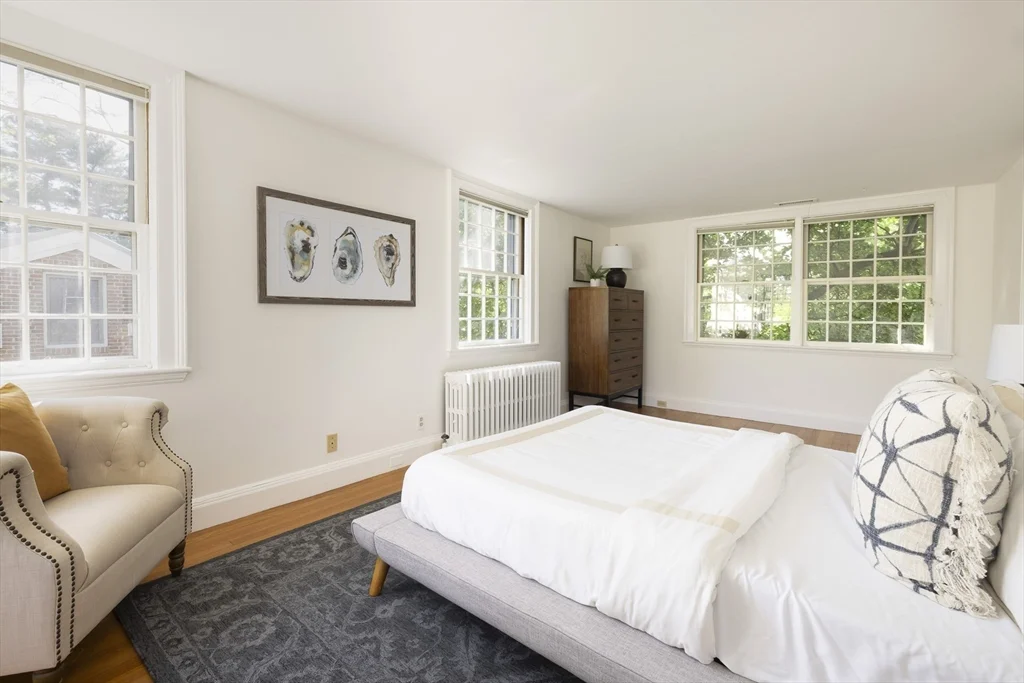 6 bed, 3 bath apartment for rent at 19 Gray Gardens East, Neighborhood Nine — photo 11 of 19