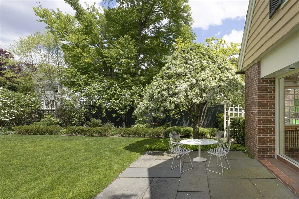 6 bed, 3 bath apartment for rent at 19 Gray Gardens East, Neighborhood Nine — photo 8 of 19