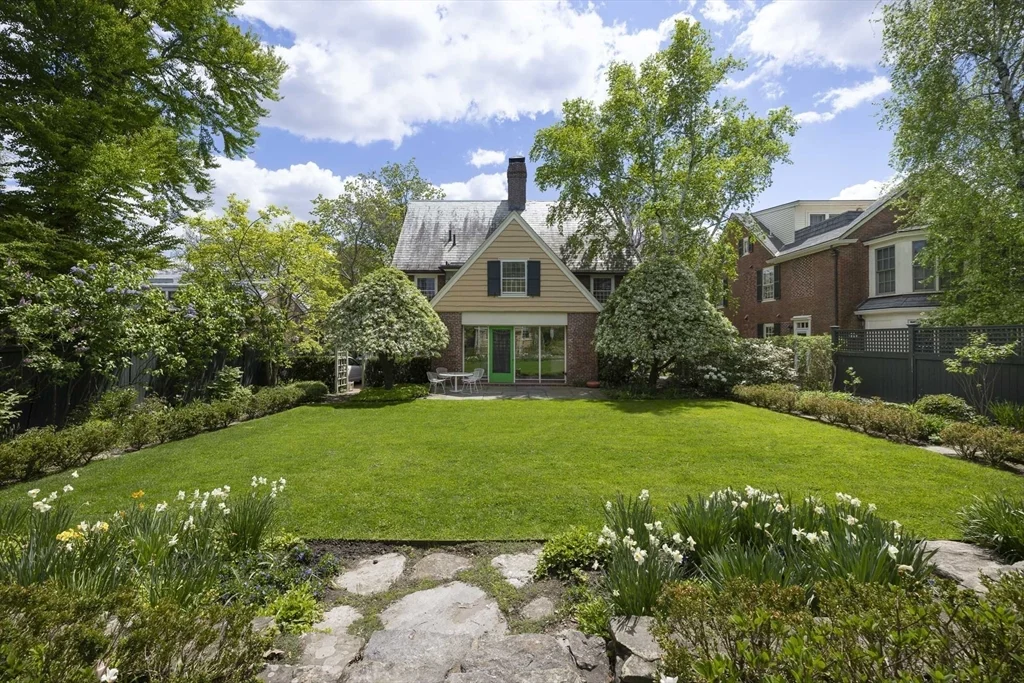6 bed, 3 bath apartment for rent at 19 Gray Gardens East, Neighborhood Nine — photo 9 of 19