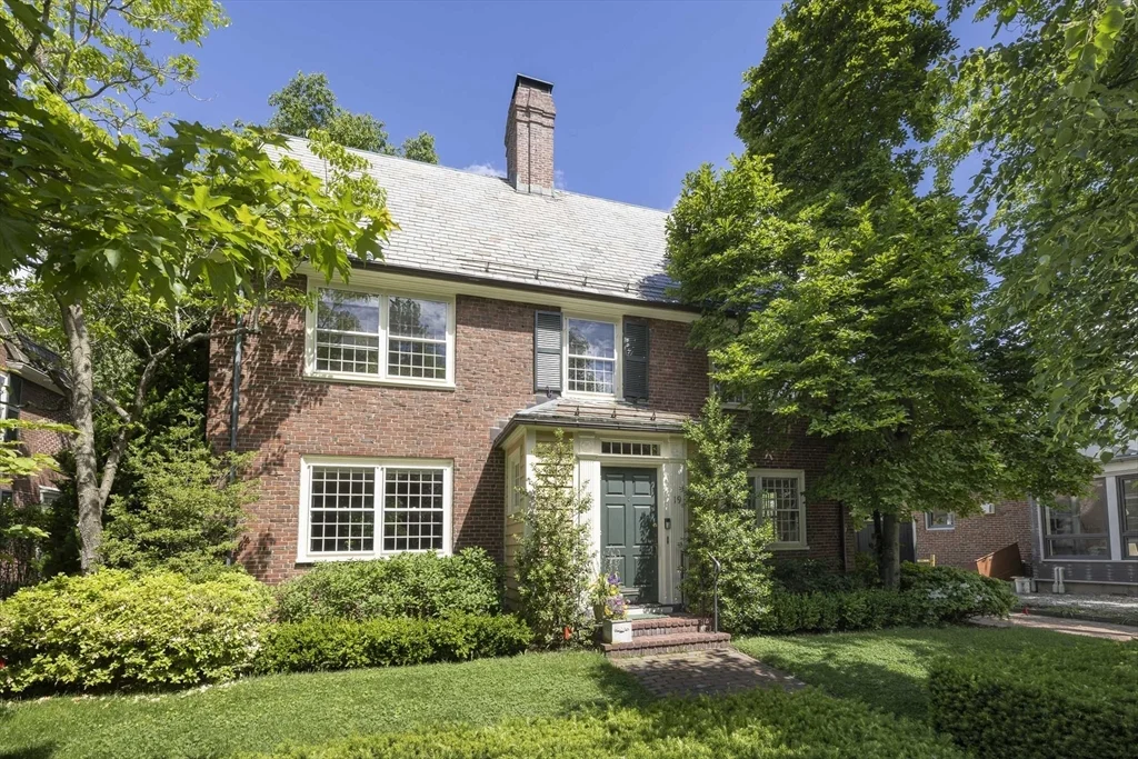 6 bed, 3 bath apartment for rent at 19 Gray Gardens East, Neighborhood Nine