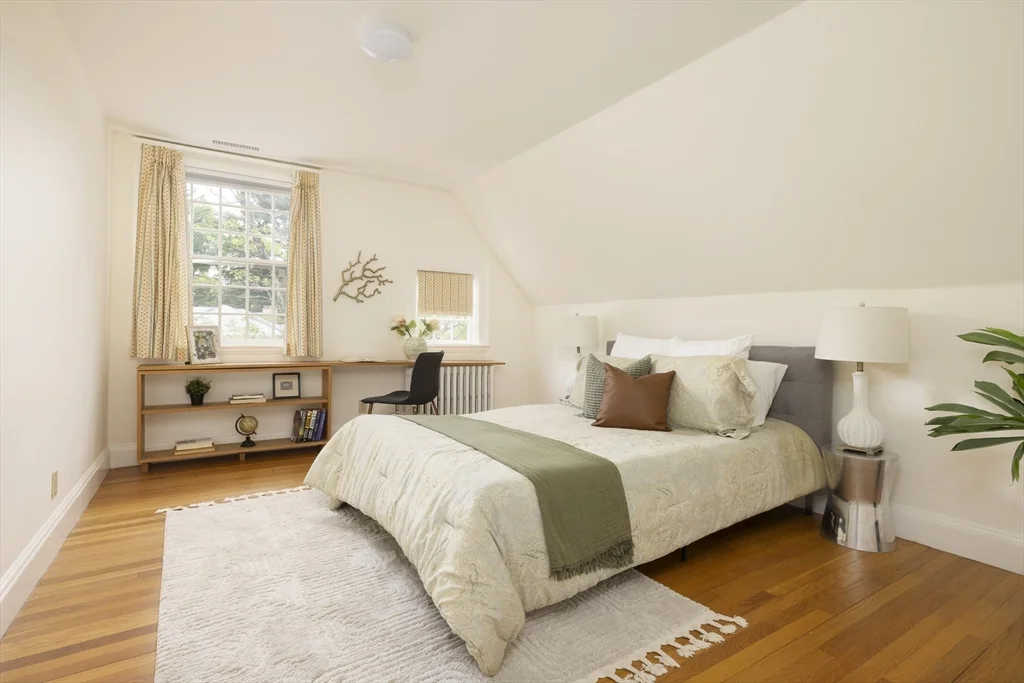 6 bed, 3 bath apartment for rent at 19 Gray Gardens East, Neighborhood Nine — photo 13 of 19