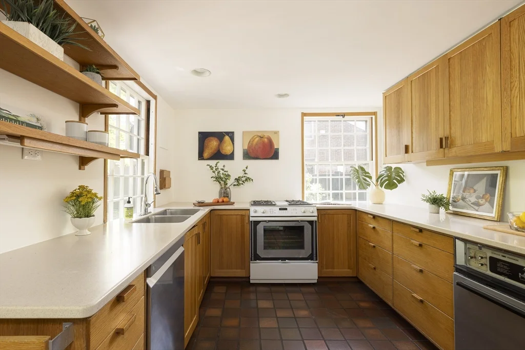 6 bed, 3 bath apartment for rent at 19 Gray Gardens East, Neighborhood Nine — photo 6 of 19