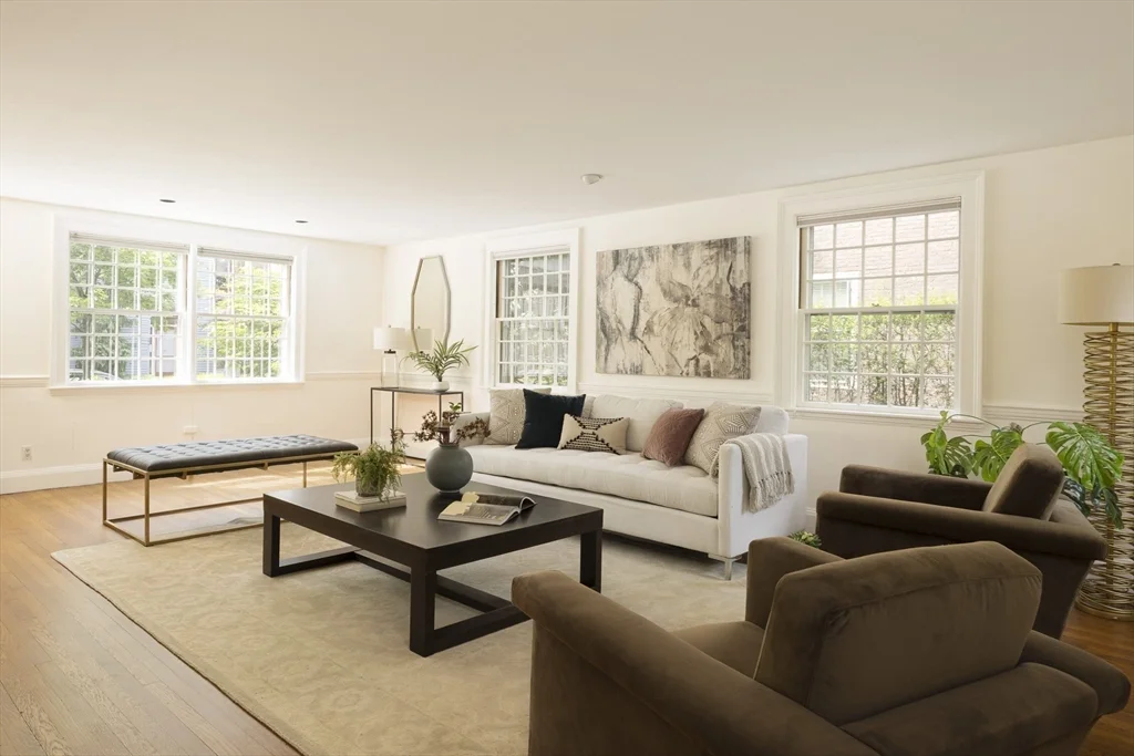 6 bed, 3 bath apartment for rent at 19 Gray Gardens East, Neighborhood Nine — photo 4 of 19