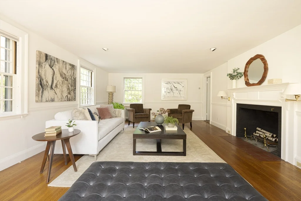 6 bed, 3 bath apartment for rent at 19 Gray Gardens East, Neighborhood Nine — photo 4 of 19