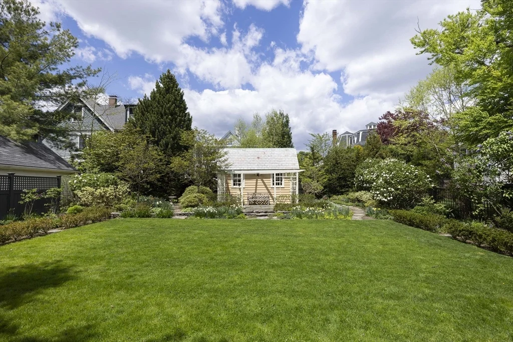 6 bed, 3 bath apartment for rent at 19 Gray Gardens East, Neighborhood Nine — photo 17 of 19