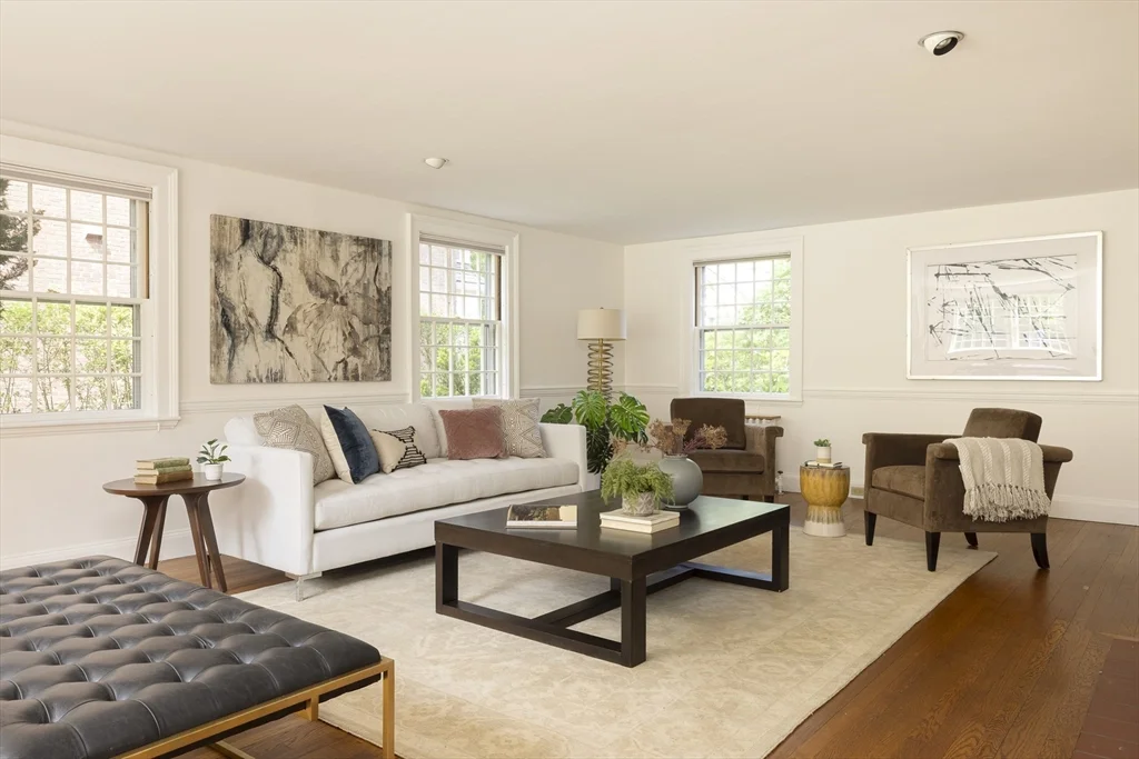 6 bed, 3 bath apartment for rent at 19 Gray Gardens East, Neighborhood Nine — photo 3 of 19