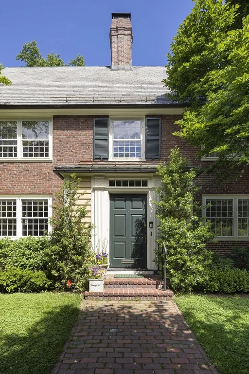 6 bed, 3 bath apartment for rent at 19 Gray Gardens East, Neighborhood Nine — photo 19 of 19