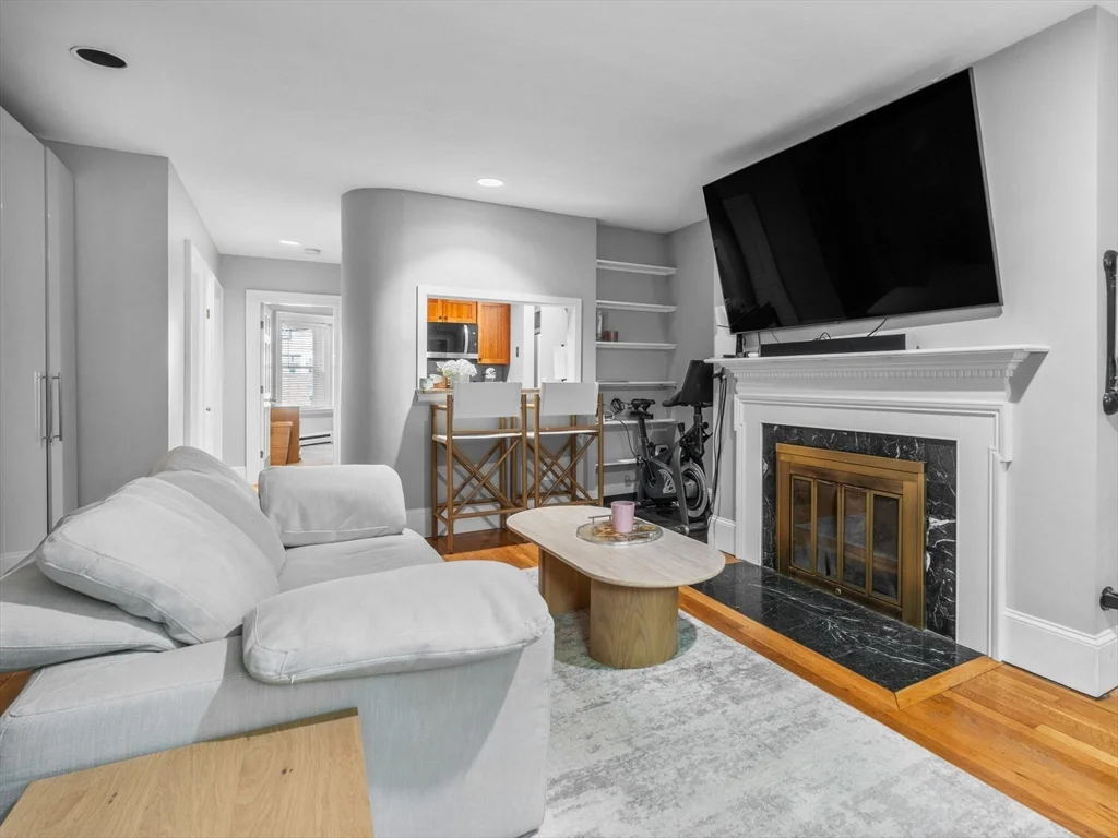 2 bed, 1 bath apartment for rent at 19 Greenwich Park Unit 2, South End — photo 2 of 18