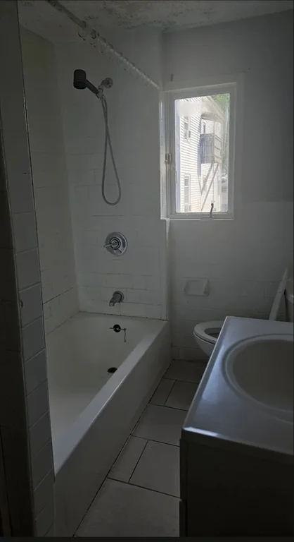 2 bed, 1 bath apartment for rent at 19 Halford Pl Unit 3, Lynn — photo 3 of 4