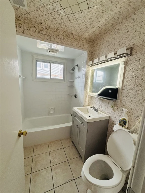 4 bed, 1 bath apartment for rent at 19 Harding Ave Unit 2, Everett — photo 3 of 6