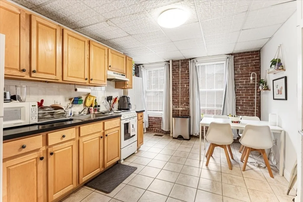 2 bed, 1 bath apartment for rent at 19 Harris St Unit 1, North End — photo 4 of 17