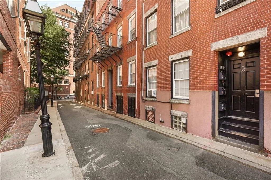 2 bed, 1 bath apartment for rent at 19 Harris St Unit 1, North End — photo 1 of 17