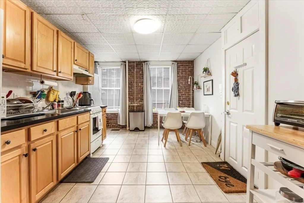 2 bed, 1 bath apartment for rent at 19 Harris St Unit 1, North End — photo 3 of 17