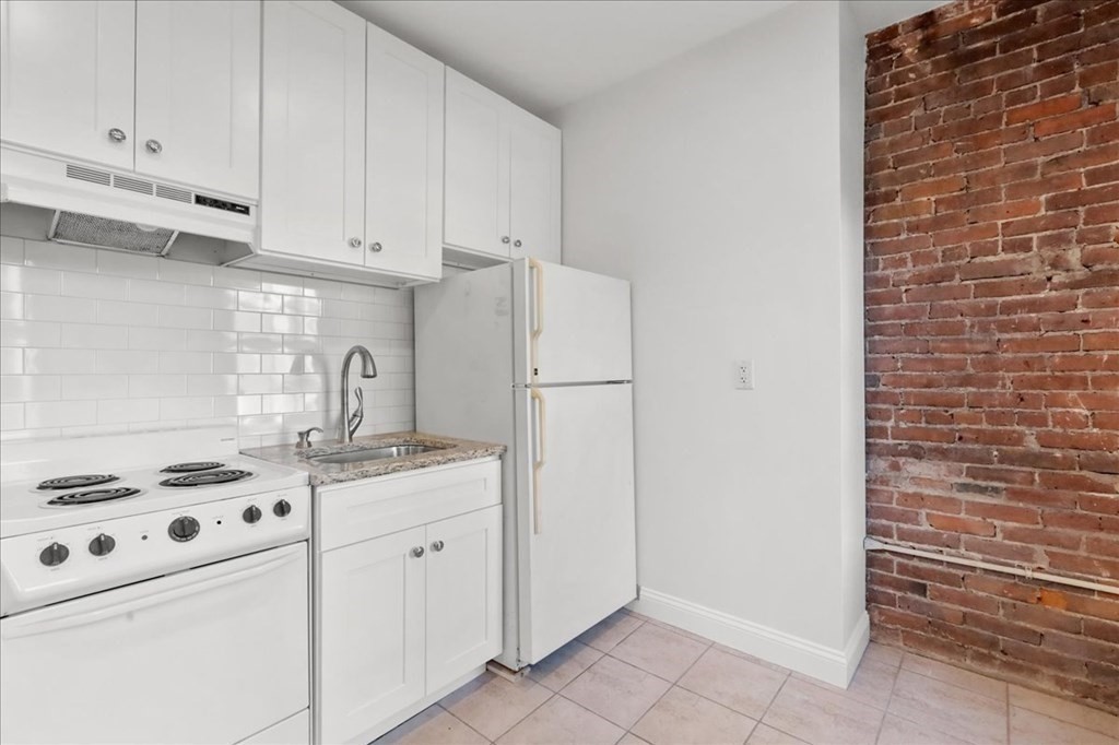 1 bed, 1 bath apartment for rent at 19 Harris St Unit 3, North End — photo 1 of 14