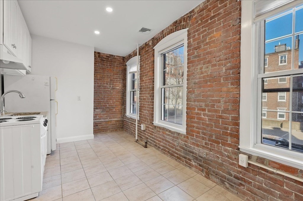 1 bed, 1 bath apartment for rent at 19 Harris St Unit 3, North End — photo 2 of 14