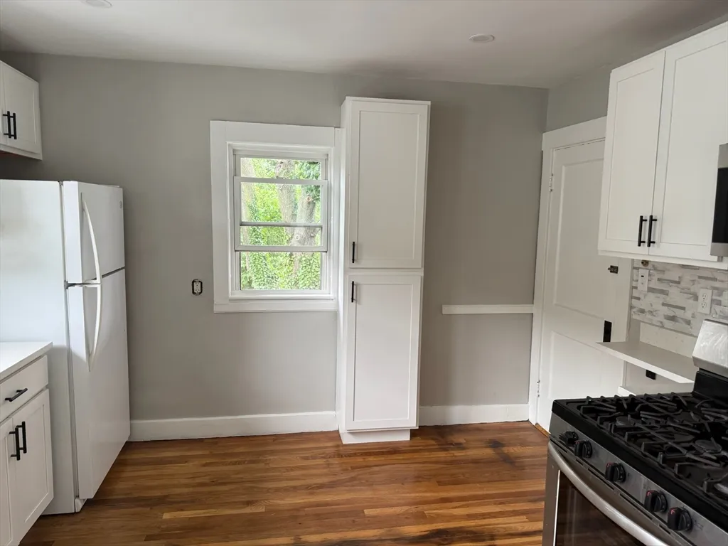 3 bed, 1 bath apartment for rent at 19 Jonathan St Unit 2, Belmont — photo 2 of 13