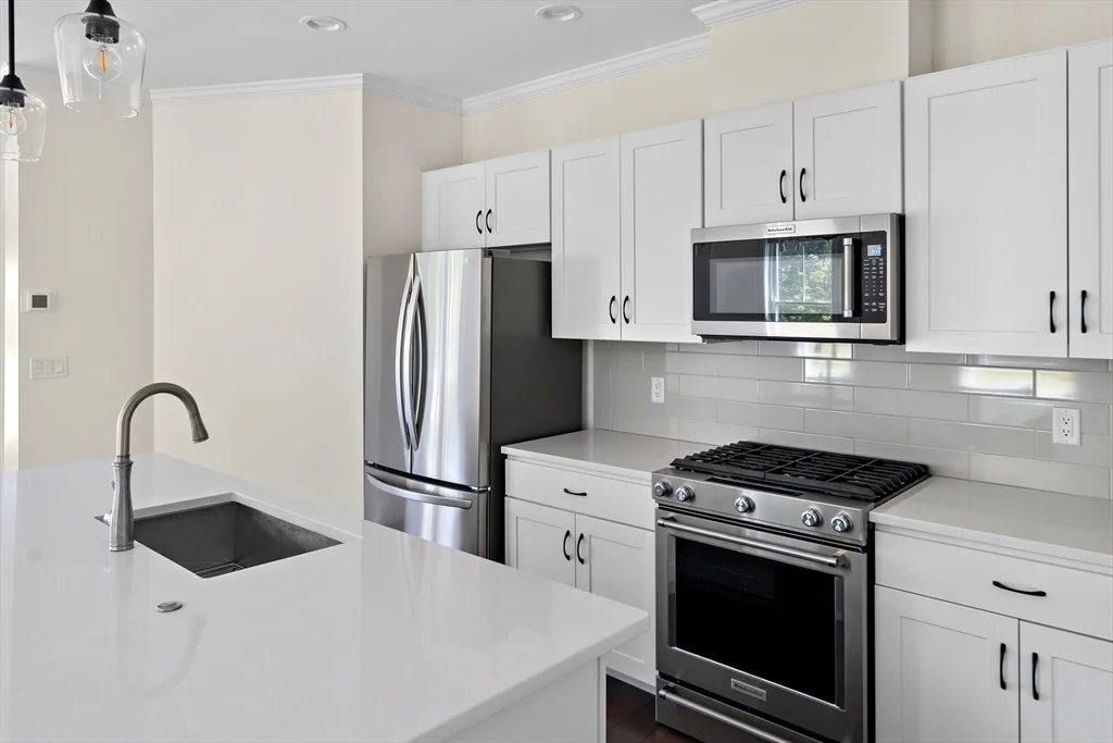 2 bed, 2 bath apartment for rent at 19 Lily Pond Ln Unit 19, Lexington — photo 8 of 38