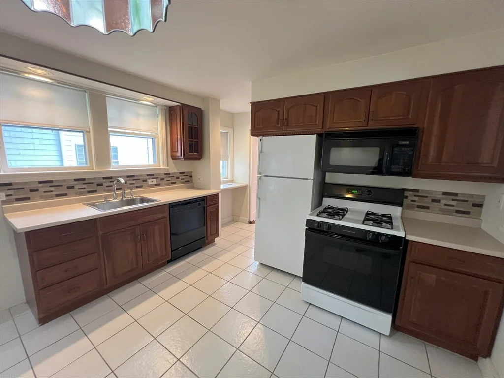 2 bed, 1 bath apartment for rent at 19 Maple St Unit 19, Auburndale — photo 2 of 30
