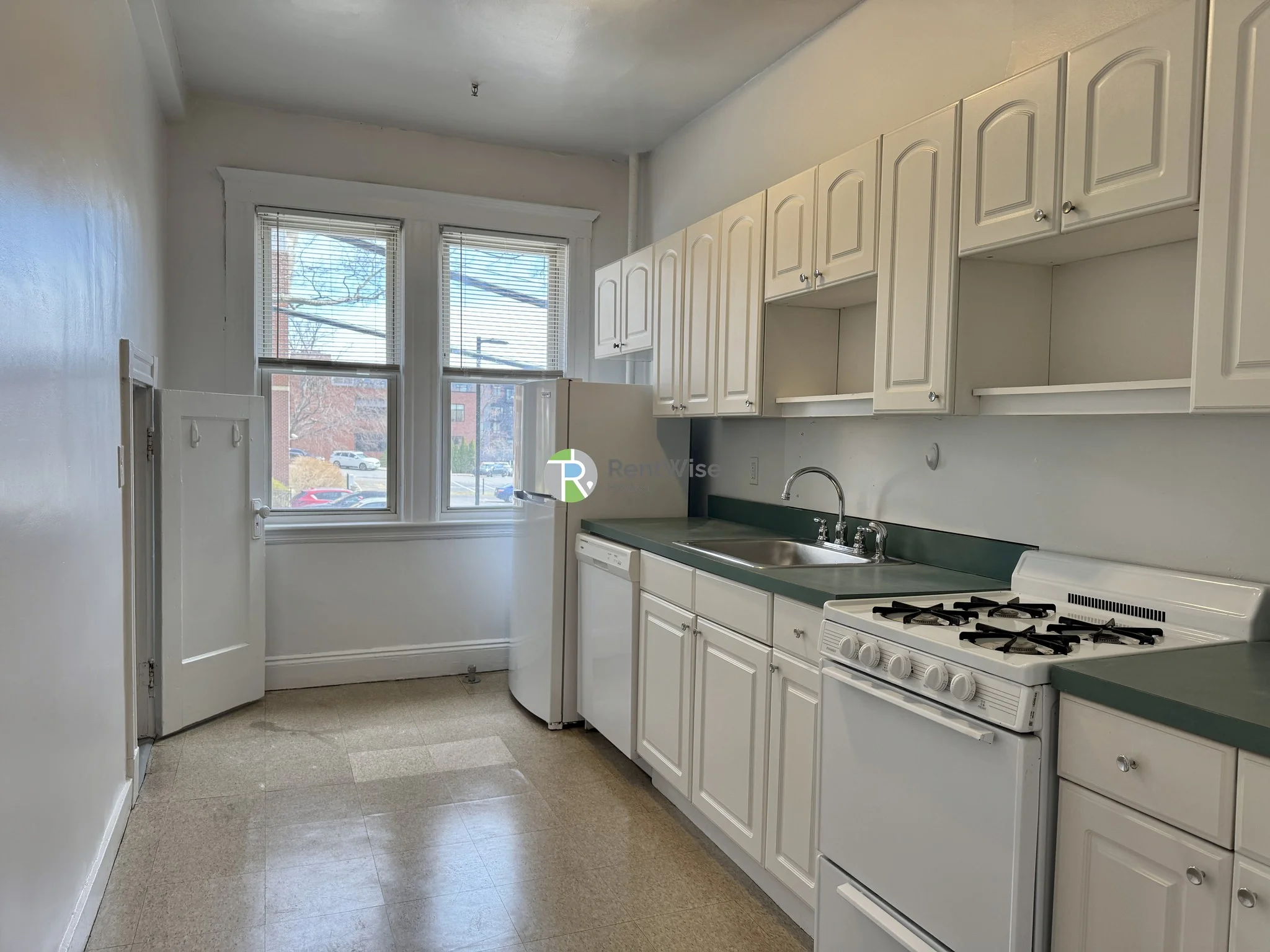 3 bed, 1 bath apartment for rent at 19 Melvin Ave Unit 4, Brighton — photo 5 of 28