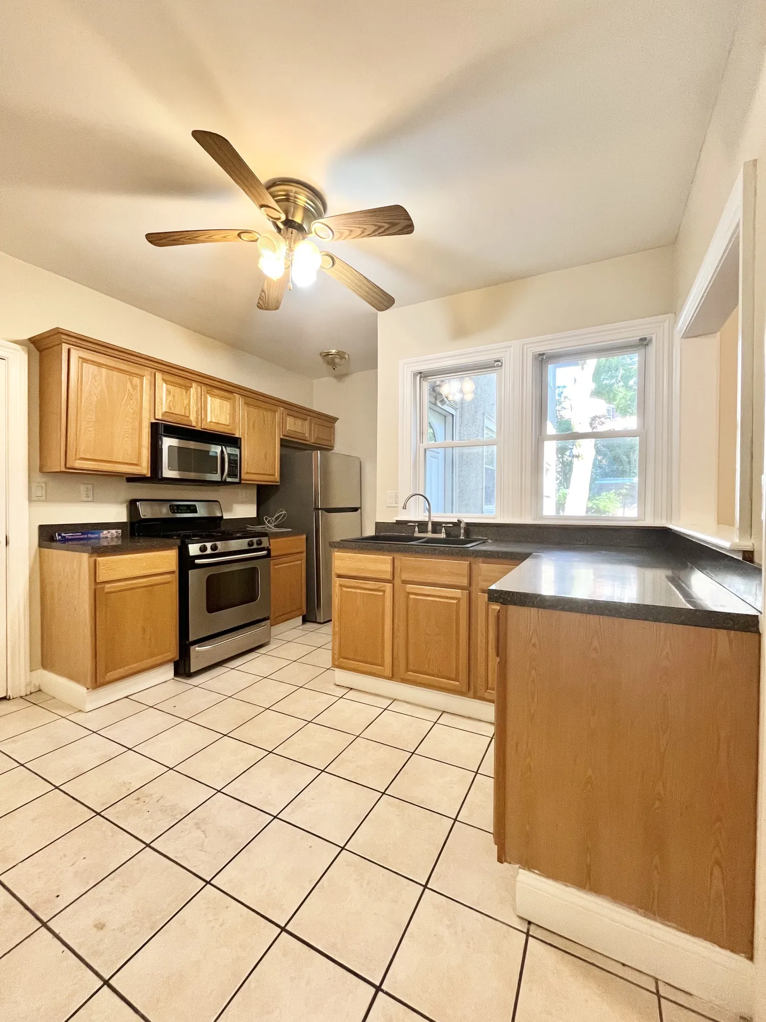 3 bed, 1.5 bath apartment for rent at 19 Park View St Unit 0, Roxbury — photo 2 of 14
