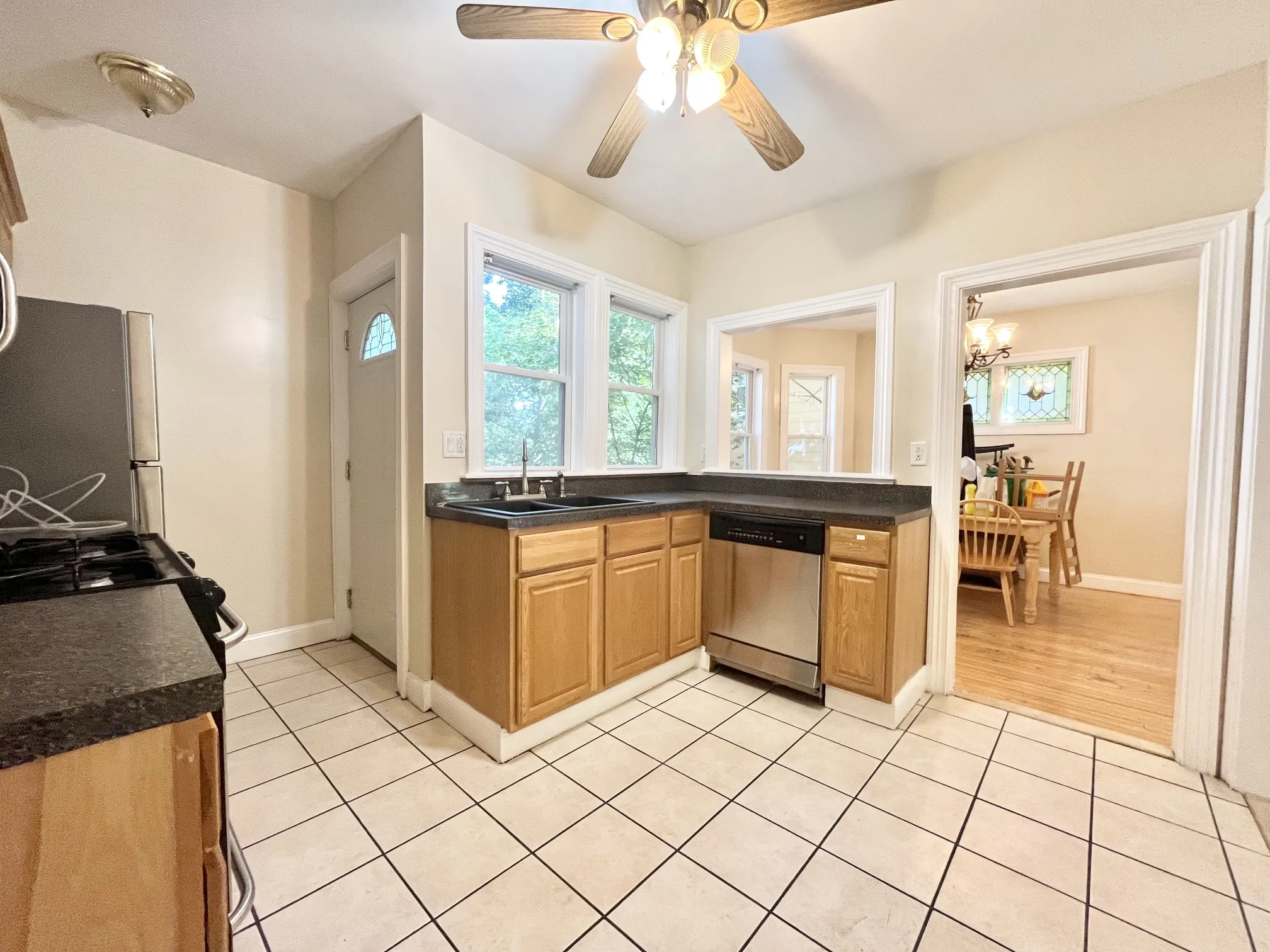 3 bed, 1.5 bath apartment for rent at 19 Park View St Unit 0, Roxbury — photo 3 of 14